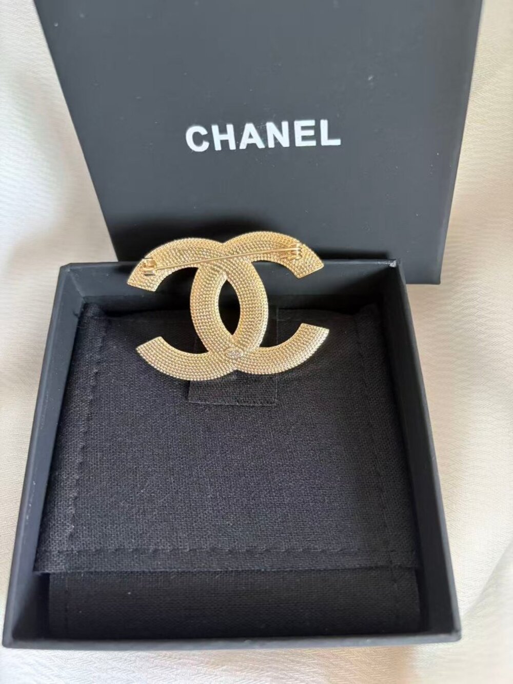 Chanel brooch - Picture 5 of 8